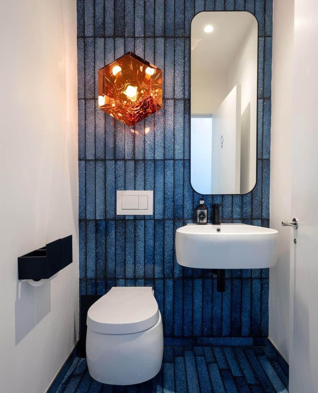 トム ディクソンさんのインスタグラム写真 - (トム ディクソンInstagram)「Gold CUT light inside the extraordinary bathroom of the @coaloffice.⁠ ⁠ Tiles by @madeamanoofficial⁠ ⁠ #coaloffice #tomdixon #bathroom #interiordesign #design #bathroomdesign #interior #tomdixonCUT #madeamano」7月3日 23時59分 - tomdixonstudio