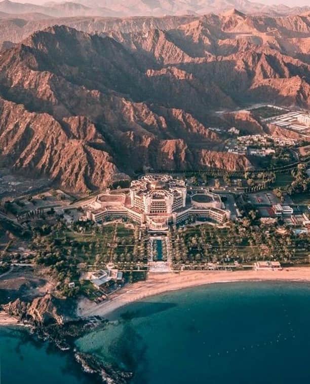 リッツ・カールトンさんのインスタグラム写真 - (リッツ・カールトンInstagram)「Positioned between the majestic Al Hajar Mountains and the Sea of Oman, Al Bustan Palace, a Ritz-Carlton Hotel is a tranquil escape fit for royalty. ⁣⁠ ⁣⁠ #Oman #Muscat #Mountains #Sea #Coast #Beach #AerialPhotography #Tranquil #Escape #Getaway #Royalty #Majestic #Travel #Travelgram #InstaTravel #TravelDiaries」7月4日 0時01分 - ritzcarlton