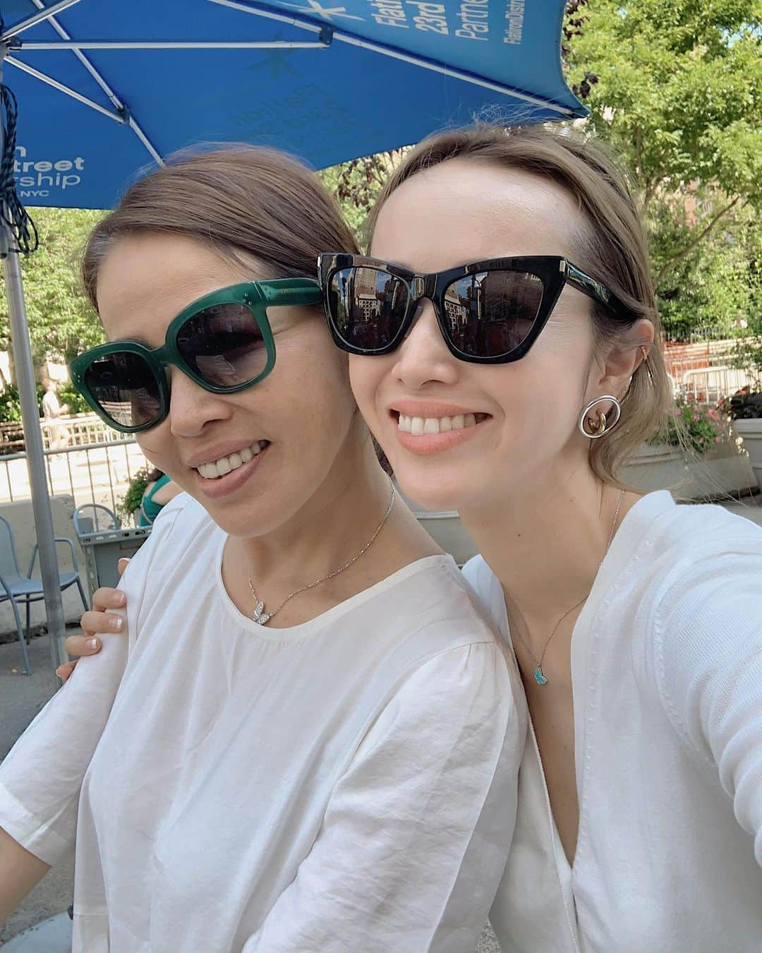 翁安芸さんのインスタグラム写真 - (翁安芸Instagram)「#momanddaughter 👭 ご質問いただいていたサングラス🕶 母のは #CELINE 私のは #saintlaurent です！ #sunglasses #newyork #nobukokang #akiweng #ニューヨーク #翁安芸」7月4日 0時00分 - akinyc