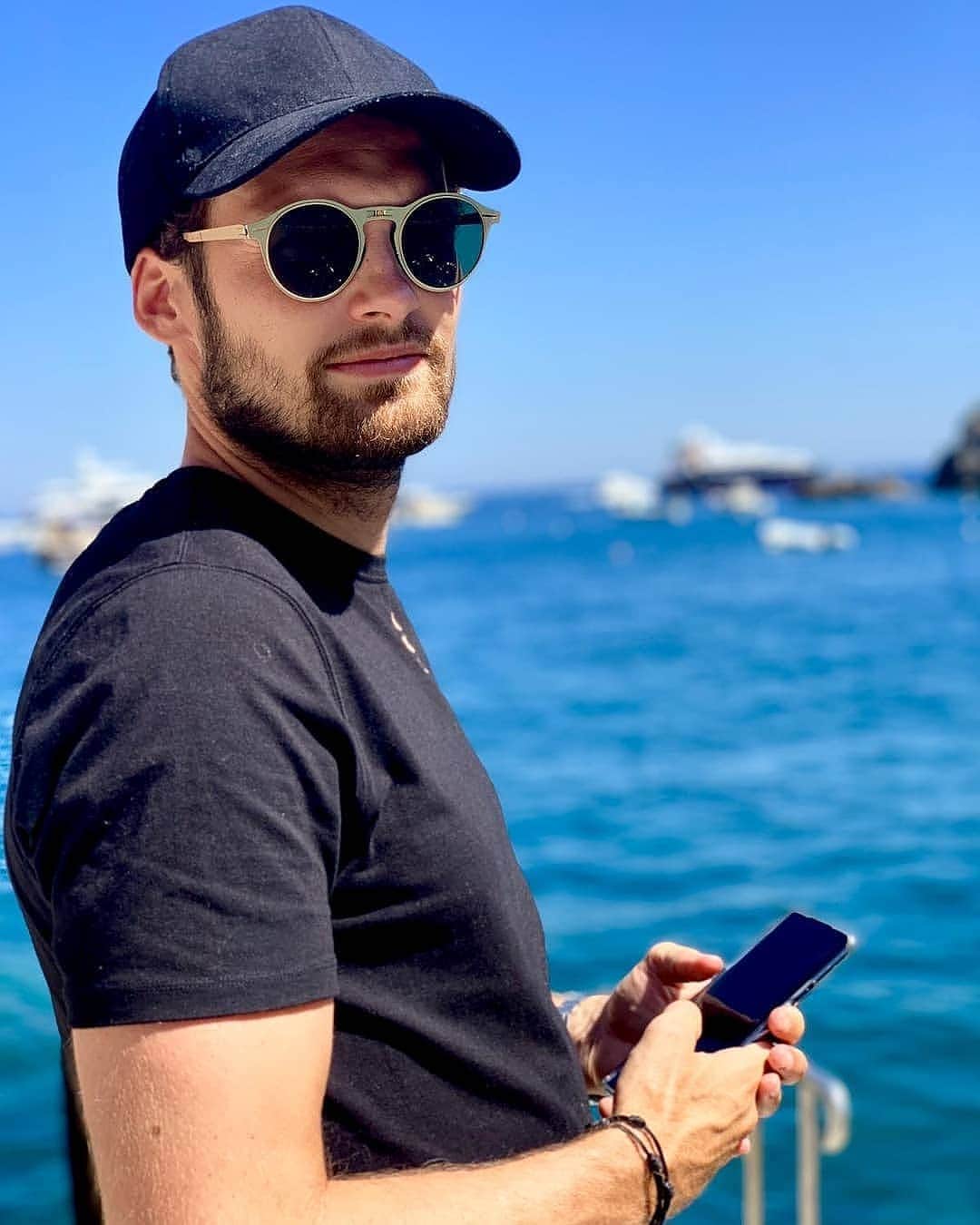 デイリー・ブリントのインスタグラム：「Surprised by 📸😎」