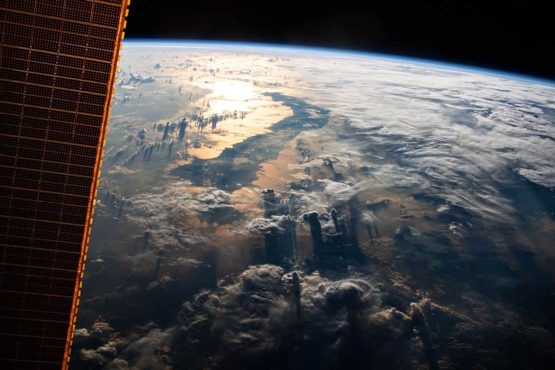 NASAさんのインスタグラム写真 - (NASAInstagram)「Imagine having a view like this every day. 🤩⁣ ⁣ The Sun's glint beams off the Celebes Sea in southeast Asia as the International Space Station (@iss) flies 255 miles above Indonesia. ⁣ ⁣ Astronauts aboard the space station take advantage of opportunities to make Earth science observations that help us better understand our dynamic planet. ⁣⁣ ⁣ Credit: NASA⁣ ⁣ #NASA #iss #spacestation #earth #spacepictures #clouds #views」7月4日 0時02分 - nasa