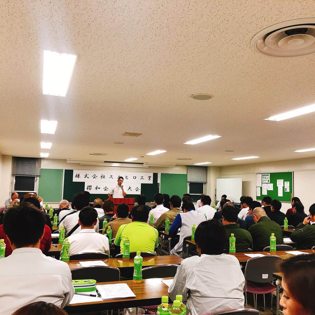 樋田かおりさんのインスタグラム写真 - (樋田かおりInstagram)「【講演会in静岡県】 外装の専門工事会社、スエヒロ工業様へ。 建設現場ではコミュニケーションが事故を減らす鍵となっていることから、コミュニケーションの講和をさせていただきました。  櫻井弘紀社長をはじめ、会長、社員の皆様、協力会社の方々100人と交流をさせていただき、妥協しない品質と新たなジャンルへの挑戦意欲に大変刺激を受けました。  スエヒロ工業様が展開する 静岡県駿東郡長泉町のEIGHT GYM（エイトジム） は2019年8月8日オープン予定！  Infinityをモチーフに掲げ、Infinite possibilities（=無限の可能性）がコンセプトのトレーニングジムです。  詳しくは、エイトジムと検索してくださいね！ 今後の展開に目が離せません。  @hiro.04s  様ありがとうございました！  #スエヒロ工業 #トークナビ #話し方 #研修 #講演 #樋田かおり #ジム #pr #静岡 #注目 #企業」7月4日 0時07分 - toida_kaori