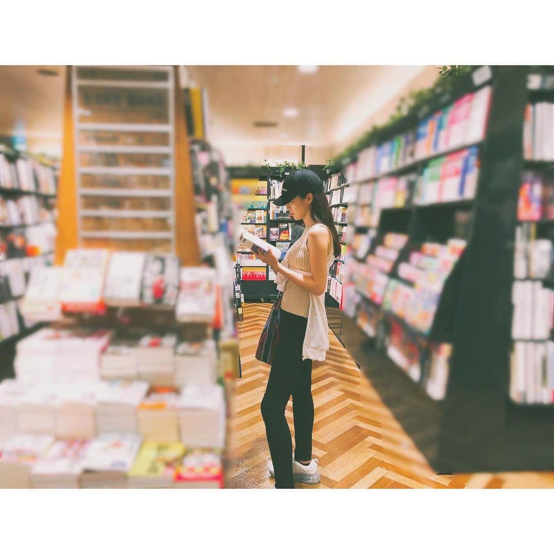 上野なつひのインスタグラム：「何を読んでるかは…内緒🤫💓 #本屋さん好き #今にも走り出しそう #元陸上部 #短距離と幅跳び得意 #だから逃げ足も速い #追いかけるのも速い」