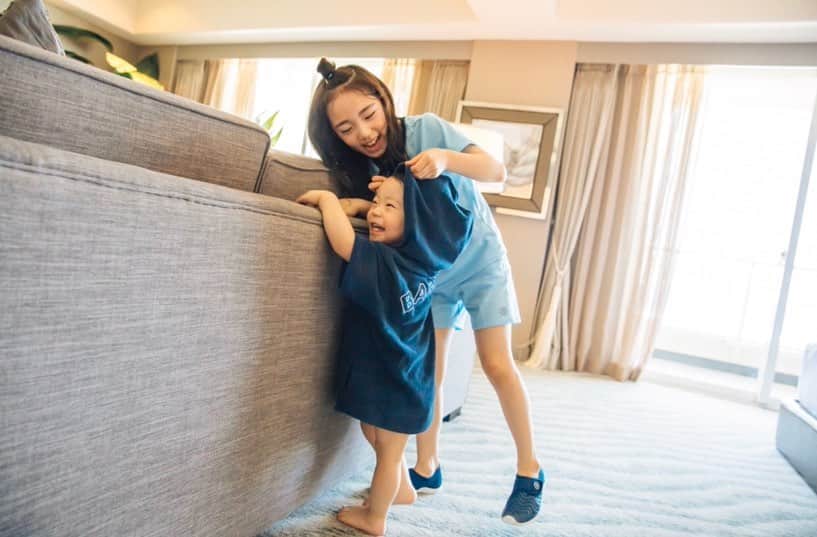 ウンチェのインスタグラム：「. #까꿍 놀이에 신났던 #뜽유 와 애기 동생을 둔 누나인지라 동생 번쩍번쩍 안는 천하장사 #은채 . . . #배럴#Barrel#사이판 #남매#남매스타그램」