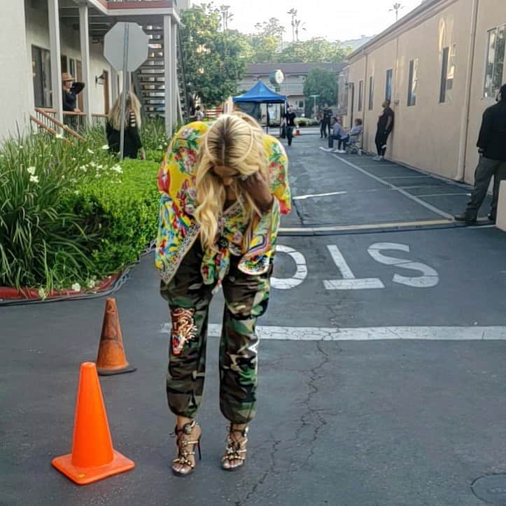 ネネ・リークスのインスタグラム：「Imma strong black woman but these shoes hurt 🤣😂 #donttrymetho」