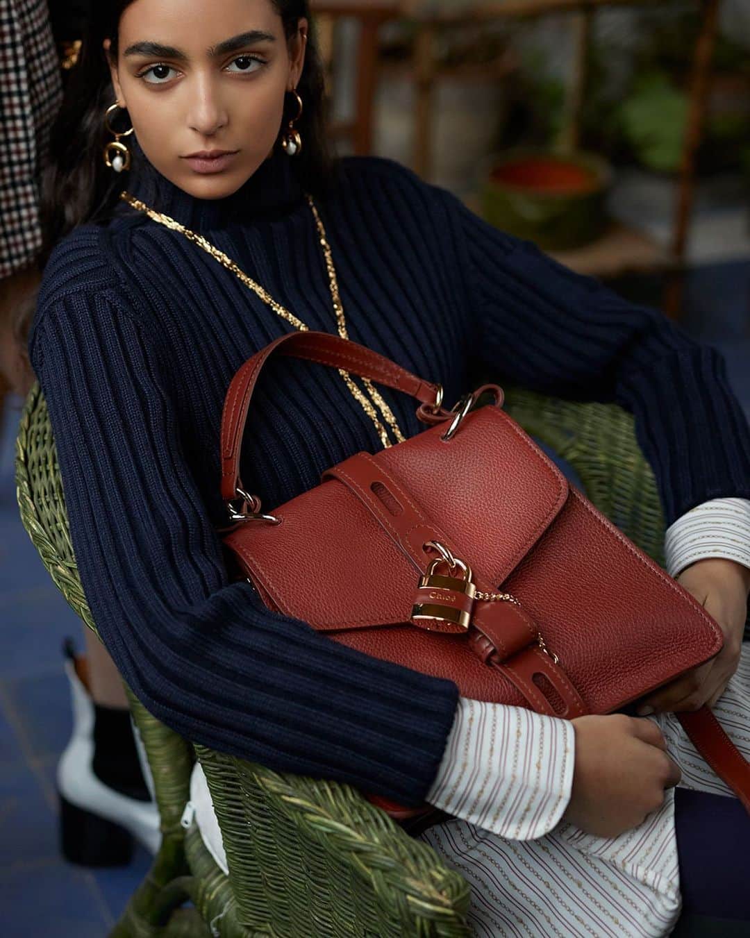 Chloéさんのインスタグラム写真 - (ChloéInstagram)「The Aby bag: A sleek, structured new design, the signature Chloé padlock  Available now in boutiques and on chloe.com  #chloeGIRLS #chloe」7月4日 0時23分 - chloe
