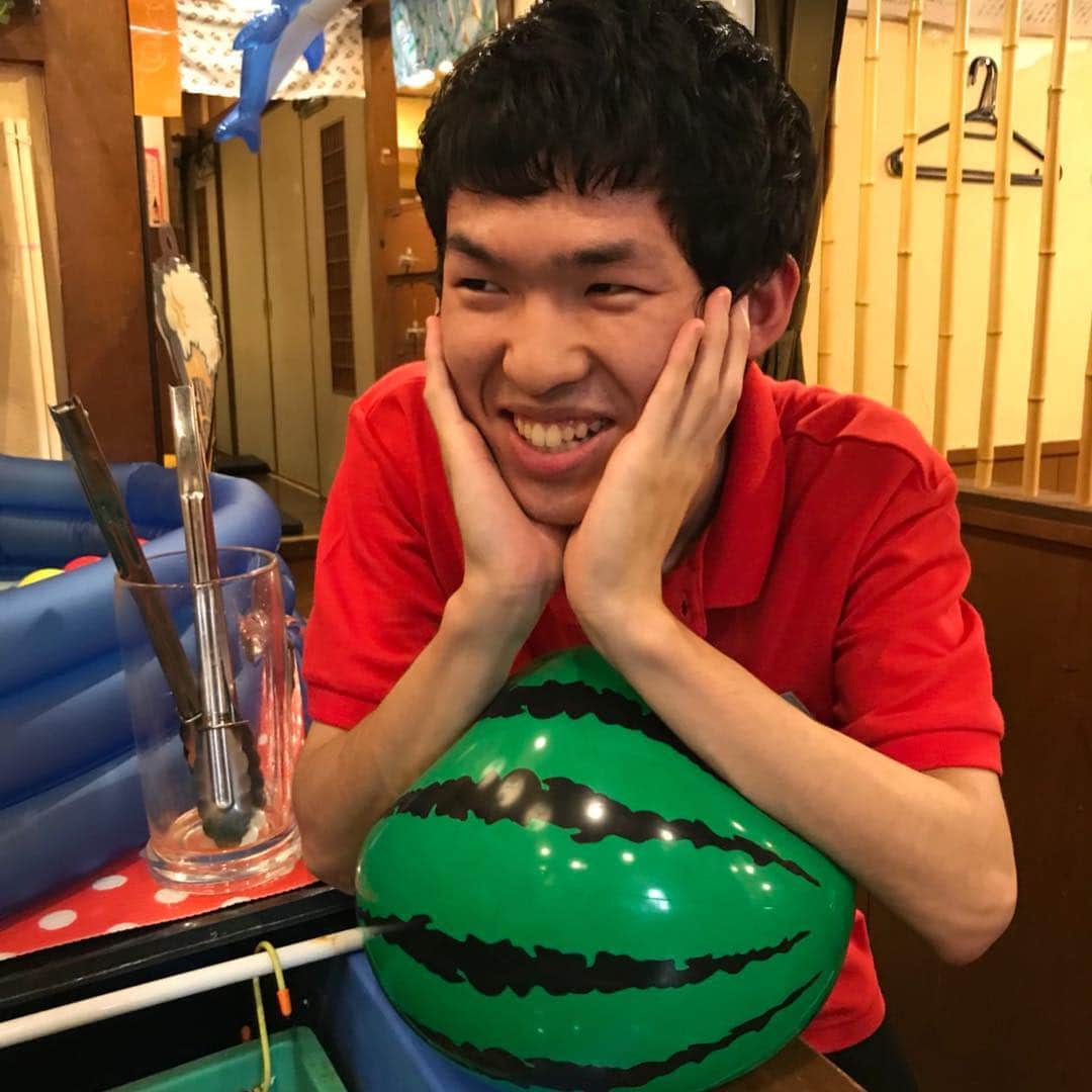 鶏魚 谷町のインスタグラム：「鶏魚です！しーちゃんです🎶 今月より新店長となりました、たけちゃんです*\(^o^)/* 見習い中ですが、料理に対する情熱とやる気は誰にも負けてないですp(*＾-＾*)q 皆様、鶏魚同様、よろしくお願いします♡ #新店長 #たけちゃん #鶏魚 #大阪 #谷町四丁目 #駅近 #セルフ飲み放題 #地域最安値 #コース #座敷 #個室 #貝盛り放題 #ガンガン焼き #あさり #はまぐり #ホンビノス貝 #牡蠣 #さざえ #飲み会 #女将」