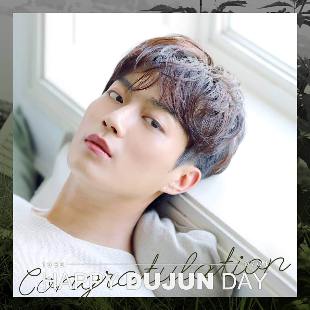 HIGHLIGHTのインスタグラム：「♡ HAPPY DUJUN DAY ♡ . . 한여름의 어느 날보다 뜨겁고, 쏟아지는 태양볕보다 반짝반짝 빛이 나는 오늘! 하이라이트 윤두준님의 생일을 진심으로 축하합니다:) . . #HappyDuJunDay #해피두준데이 #하이라이트 #Highlight #윤두준」