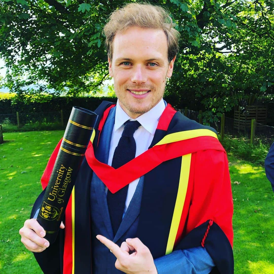 サム・ヒューアンさんのインスタグラム写真 - (サム・ヒューアンInstagram)「Beautiful day! Congrats to all the Graduates @uofglasgow Wonderfully fitting to return to Dumfries campus to receive an honorary Doctorate. Thank you for the warm welcome and great honour. X」7月4日 0時35分 - samheughan