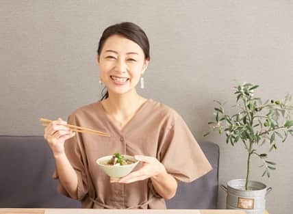のインスタグラム：「………… 連載させていただいております✨ ・ 🍃 マルコメ  発酵美食 🍃 ・ 記事公開されました＾＾ 今回も、ぬか漬けを使った夏にぴったりな簡単アレンジレシピ🍴✨ご紹介しております。そして、ぬか漬け初心者の方必見の『ぬか漬けマイスターみほ の Q&A 』コーナーもございますので、是非チェックしてみて下さいね！ ・ ✨マルコメ 発酵美食✨ 〜 ぬか漬け 浪漫 〜  https://www.marukome.co.jp/marukome_omiso/hakkoubishoku/20190613/11127/ ・ ぬか漬け🍆食べて、免疫力アップして、熱い夏も乗り切っていきましょう！✨ ・ #マルコメ #発酵美食 #発酵食品 #ぬか漬け浪漫 #腸内環境 #植物性乳酸菌 #日本 #伝統文化 #美容 #健康 #ぬか漬け #糠漬け #アレンジレシピ #ぬか漬けマイスター #大湯みほ　#腸活レシピ　#菌活生活」