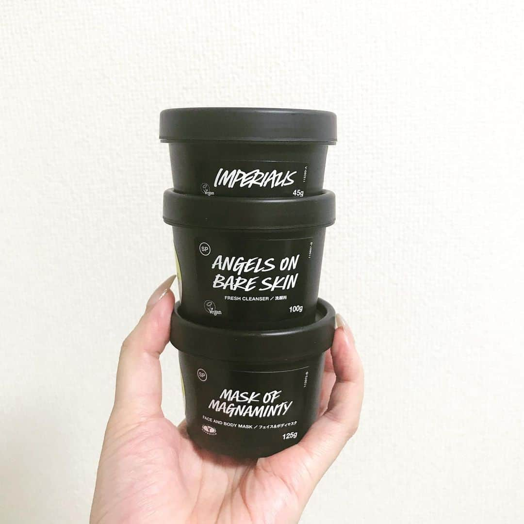 ruk6ruk6さんのインスタグラム写真 - (ruk6ruk6Instagram)「@lushjapan  昨日YouTube見てて欲しくなって買いに走りました👟  お風呂あがりに使ってみて、めちゃ良かったのは 「天使の優しさ」洗顔料✨  これは神（笑）  肌のごわつき・ザラつきがなくなる🙆‍♀️ 手触りが一回使っただけで変わった（笑）  開けた時は色と、ちっさい虫入ってるかと思ってびびったけど、よく見たら花やった（笑）  ストーリー見たら、確かにってなると思う🐛  PRじゃないから（笑）  あと、パワーマスクは、人気2位って言われたから買ってしまった（笑）  使った感じ、流石二位って感じ👏  もう一個気になってたマスクあるから明日やっぱり買いに行こうと思った（笑）  1000円代って試しやすいから買ってしまう💦  接客されて、なぞの保湿クリームまで買ったけど、「インペリアル」ってやつ。これは使ってみたけど、ベトベトするから、苦手やなぁ。失敗。  勿体無いから使うけど（笑）  #lushjapan #ラッシュ #パワーマスクsp #天使の優しさ #インペリアル #スキンケア #毛穴ケア #崩れない #崩れないベースメイク #崩れないファンデーション #パック #ターンオーバー #lifestyle #likeforlike」7月4日 0時45分 - ruk6ruk6