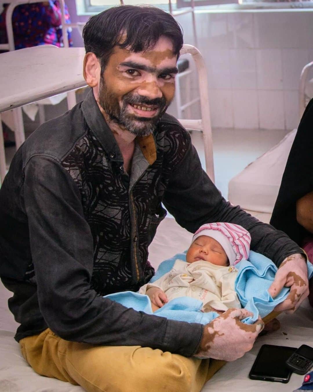 unicefさんのインスタグラム写真 - (unicefInstagram)「"I wonder why people mourn the birth of a girl child. In our religion and family, one is considered blessed if their first child is a girl. I am so glad that I have been blessed a second time." This proud father holds his baby daughter at a hospital in #India. #EarlyMomentsMatter © UNICEF/UN0217454/Bhardwaj」7月4日 0時45分 - unicef