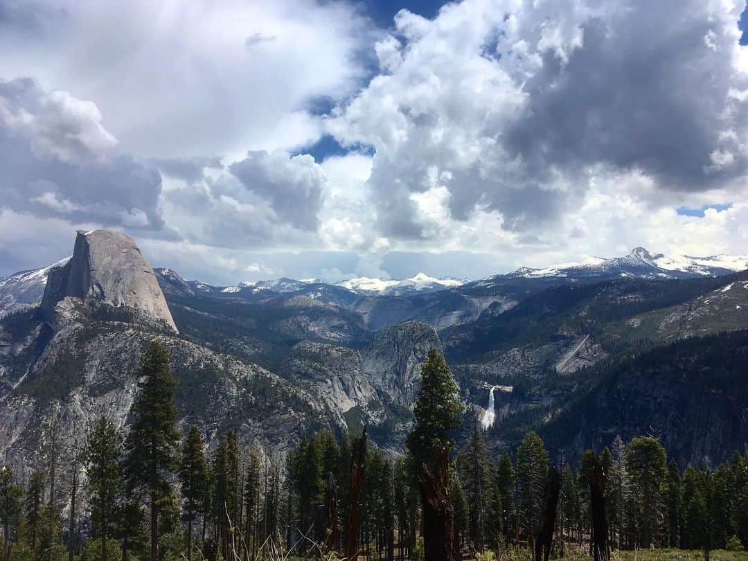 アレックス・オノルドのインスタグラム：「I’ve been off social media for the last month and a half, which means that I pretty much haven’t taken any pictures either. Except for a few when I’m in places of exceptional beauty like this hike in Yosemite last month.  It’s been a real pleasure taking some time away from online-ness. But now I’m back for a bit. We’ll see how it goes... gotta start taking pics again...」