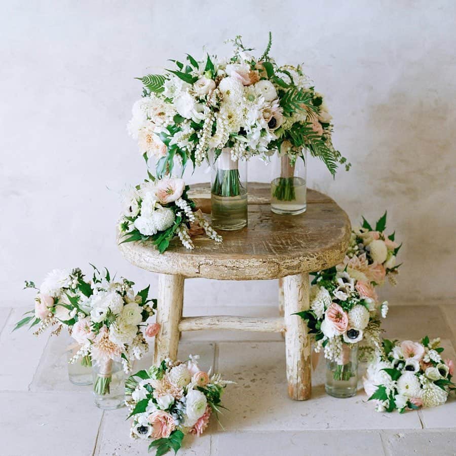 ローレン・コンラッドのインスタグラム：「New episode of @askingforafriend today with event planner (and my dear friend) @cassandrabetteevents ! Not only did she plan my wedding, she was also a bridesmaid! We talk about throwing parties, planning weddings and why there is no use crying over spilled cake 🍰 photo credit: @elizabethmessina 📸 Link in bio」