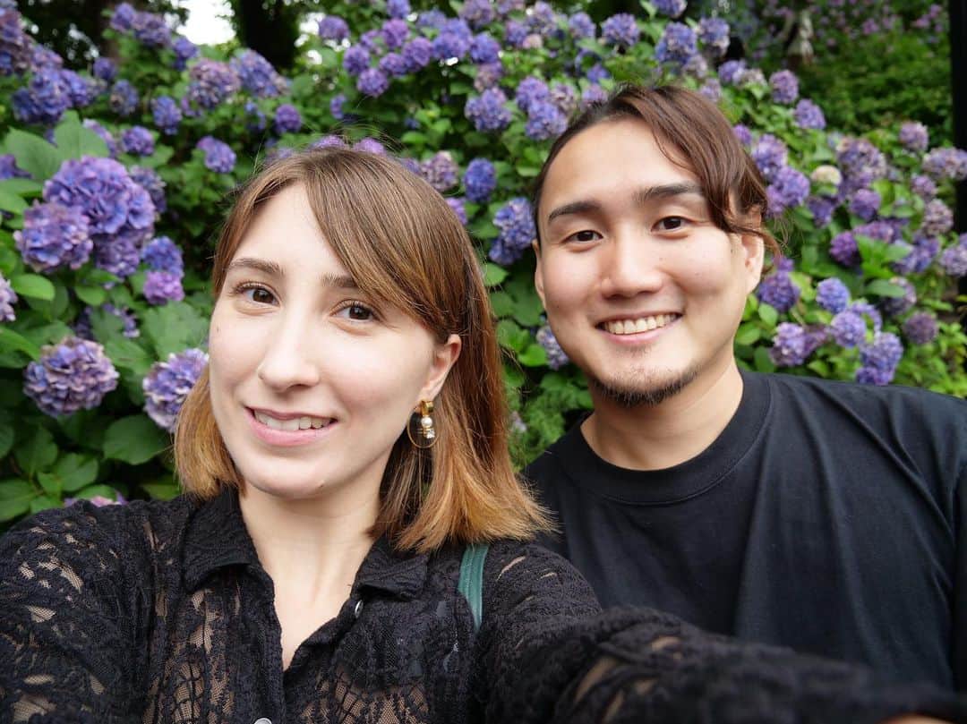 ToriChyanChannelのインスタグラム：「Давно тут не было наших фото😅  Даже в дождливую погоду можно хорошо провести денёк в Токио! Показываем наш обычный день и свидание в новом видео 👫 #япония #токио #гортензия」