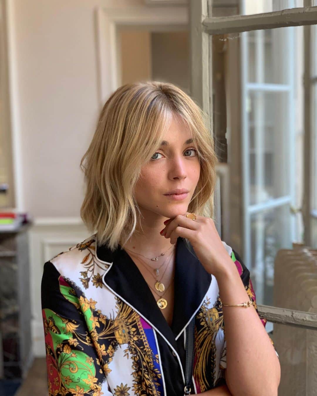 アリス・アイザズのインスタグラム：「Summer hair ⭐️ by @louis.haircolor & @etiennesekola」