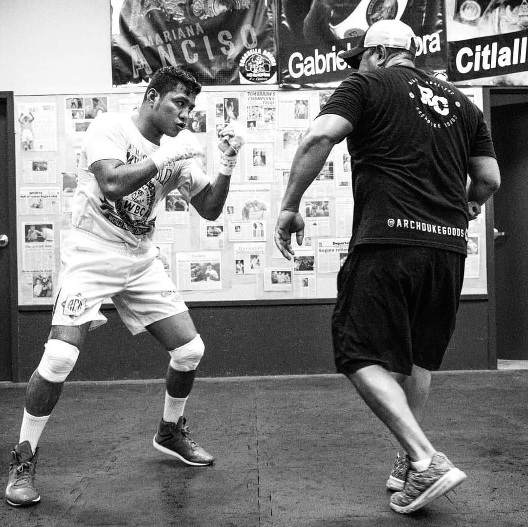 ローマン・ゴンサレスさんのインスタグラム写真 - (ローマン・ゴンサレスInstagram)「#teamchocolatito #teiken #wbc #coachella #brotherhood #teamcaballero #vamospormas #conlaayudadedios #boxeo #boxing #gym #training #undiaalavez #diosadelante #diosteama #arribanicaragua 📸 @santosliz_ 🔥🙏🏾」7月4日 1時05分 - chocolatito87