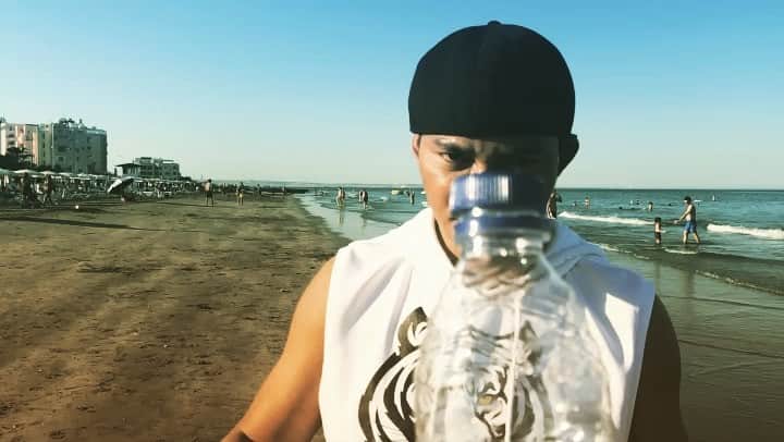 トニー・ジャーのインスタグラム：「Inspiration from jasonstatham bottlecapchallenge.」