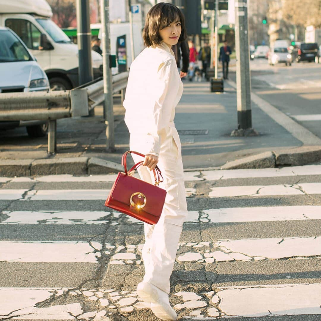 Jimmy Chooさんのインスタグラム写真 - (Jimmy ChooInstagram)「Ambassador @victoria02_02 styles her DIAMOND sneakers with her MADELINE Top Handle bag #JimmyChoo」7月4日 1時04分 - jimmychoo