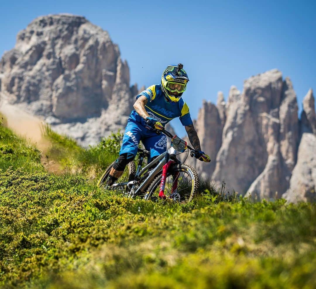 モンスターエナジーさんのインスタグラム写真 - (モンスターエナジーInstagram)「Taking a look back at last weekend with @samhill13 ripping though the countryside of Canazei, Italy, where he took home 2nd place in the #EWSValdiFassa 🙌🏻 #MTB #MountainBiking #MonsterEnergy」7月4日 1時27分 - monsterenergy