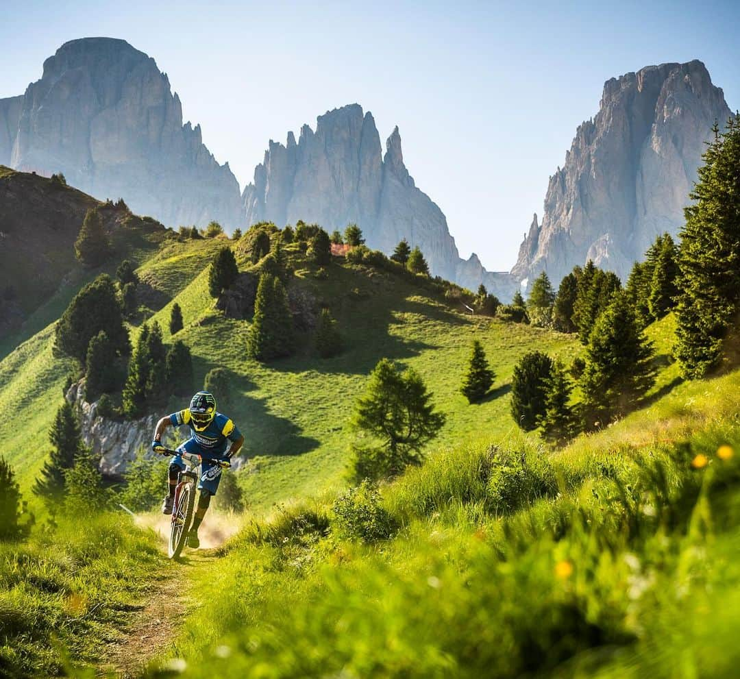 モンスターエナジーさんのインスタグラム写真 - (モンスターエナジーInstagram)「Taking a look back at last weekend with @samhill13 ripping though the countryside of Canazei, Italy, where he took home 2nd place in the #EWSValdiFassa 🙌🏻 #MTB #MountainBiking #MonsterEnergy」7月4日 1時27分 - monsterenergy