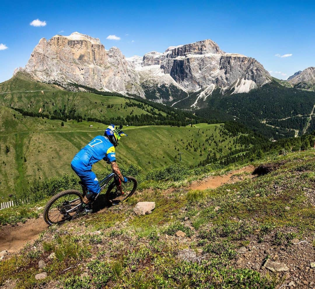 モンスターエナジーさんのインスタグラム写真 - (モンスターエナジーInstagram)「Taking a look back at last weekend with @samhill13 ripping though the countryside of Canazei, Italy, where he took home 2nd place in the #EWSValdiFassa 🙌🏻 #MTB #MountainBiking #MonsterEnergy」7月4日 1時27分 - monsterenergy