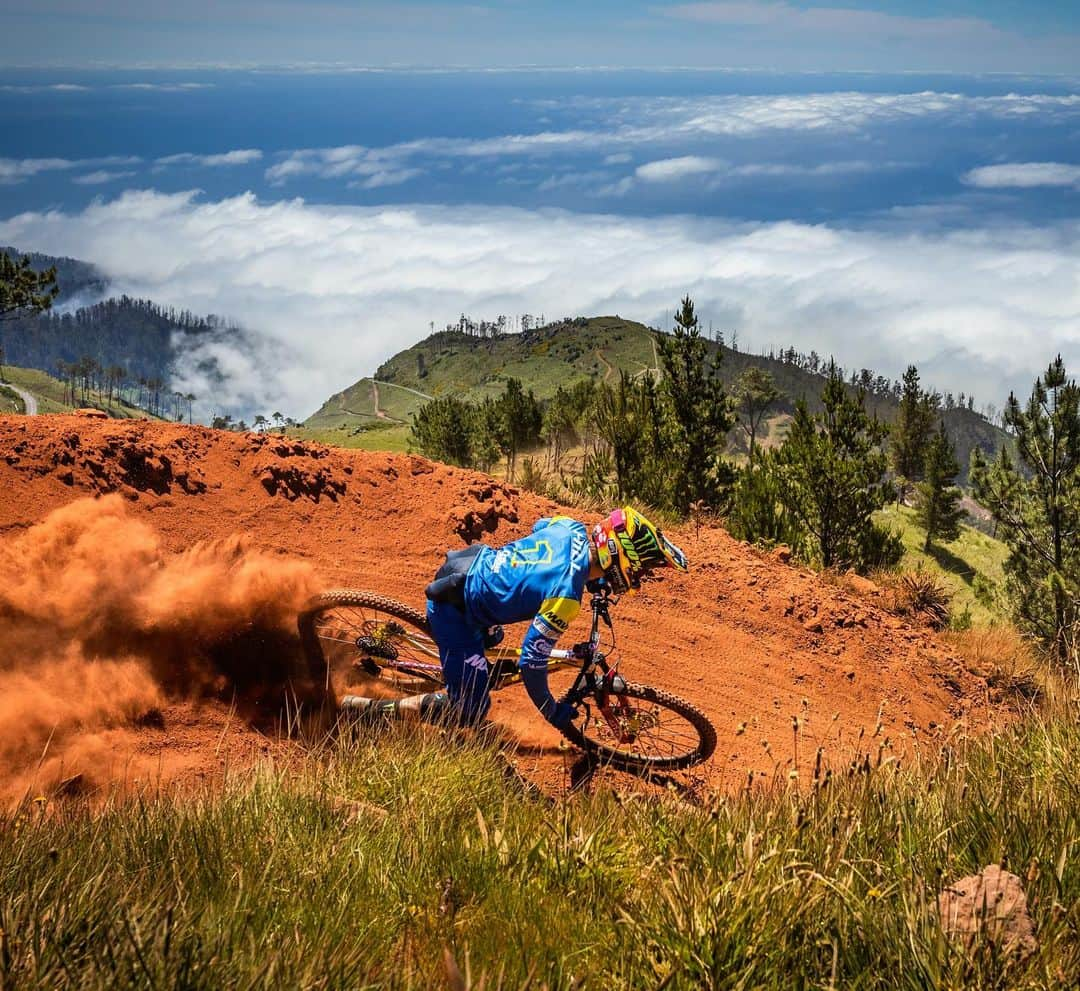 モンスターエナジーさんのインスタグラム写真 - (モンスターエナジーInstagram)「Taking a look back at last weekend with @samhill13 ripping though the countryside of Canazei, Italy, where he took home 2nd place in the #EWSValdiFassa 🙌🏻 #MTB #MountainBiking #MonsterEnergy」7月4日 1時27分 - monsterenergy