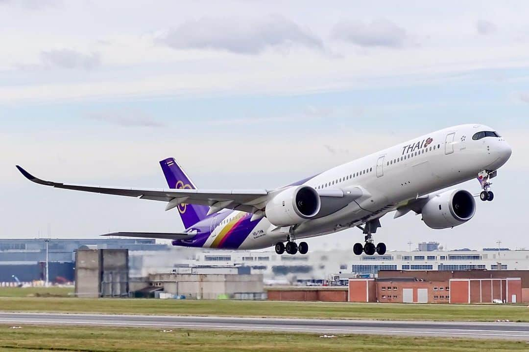 タイ航空さんのインスタグラム写真 - (タイ航空Instagram)「Before you could rise and fly high in the sky, first you need to start looking up. . Photo Credit: @david.aerospotting . #ThaiAirways #THAIA350 #AirbusA350 #A350」7月4日 1時40分 - thaiairways