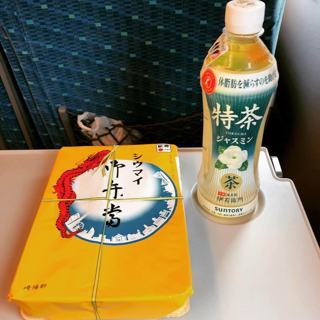 三上市朗のインスタグラム：「新横浜から新幹線に乗るのでもちろん崎陽軒の「シウマイ弁当」 大阪に入ったなら当然「インディアンかれー」これは外せないのです。 #崎陽軒  #シウマイ弁当  #インディアンカレー」