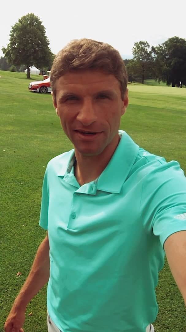 トーマス・ミュラーのインスタグラム：「My 8th #YoungWings charity golf tournament was very successful: 230.000 € for the good cause and so many happy children and players 💪 #esmuellert #DaSchauHi #ThomasMüller #Eisenbichler #Bendzko」