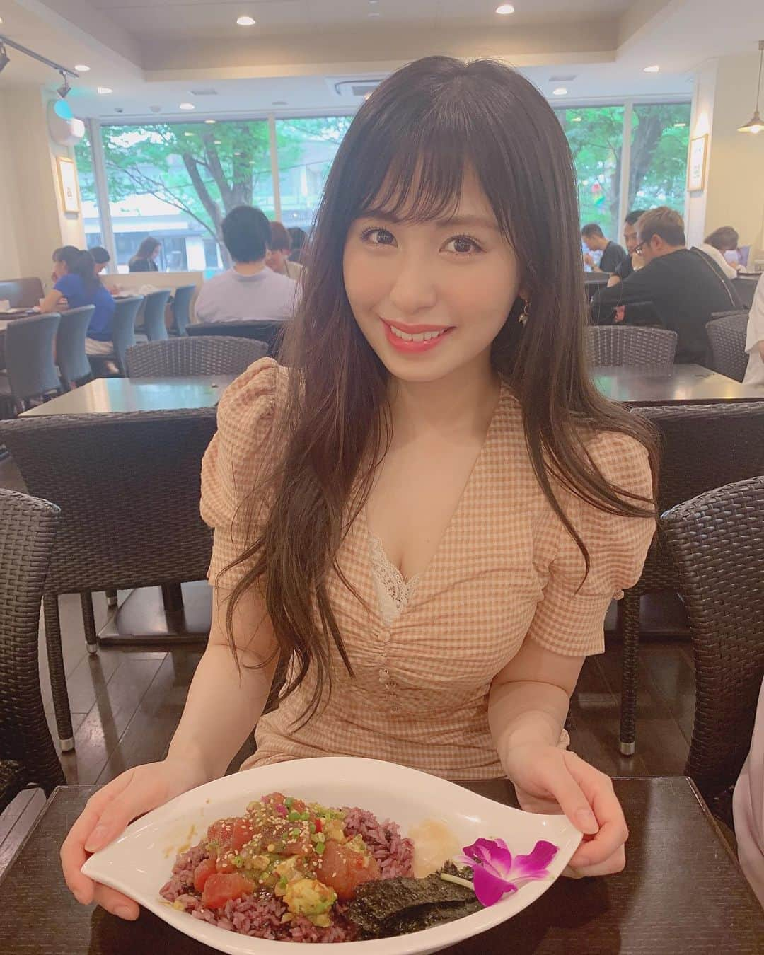 宮下舞花さんのインスタグラム写真 - (宮下舞花Instagram)「初めて家族でハワイに行った時、食べて感動したポキボウル…日本でも食べれるしあわせ🥰🥰🥰 . . アイランドヴィンテージコーヒーというお店✌︎💕アサイーボールもおススメ🥺 . . . #アイランドヴィンテージコーヒー #ilandvintagecoffee #ポキ#ポケ#ポキボウル#表参道#カフェ」7月4日 1時51分 - maikamaimaika