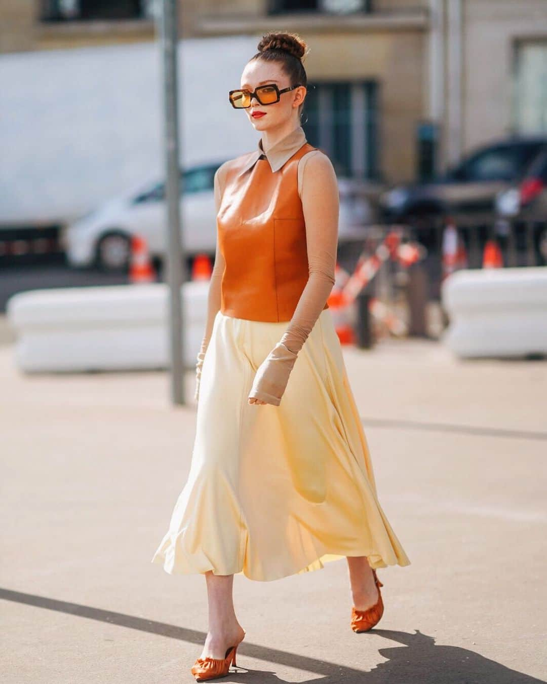 Larsen Thompsonさんのインスタグラム写真 - (Larsen ThompsonInstagram)「Summer looks💛🧡 The other day making my way into @acnestudios ⚡️ pc: @edwardspict」7月4日 1時53分 - larsenthompson