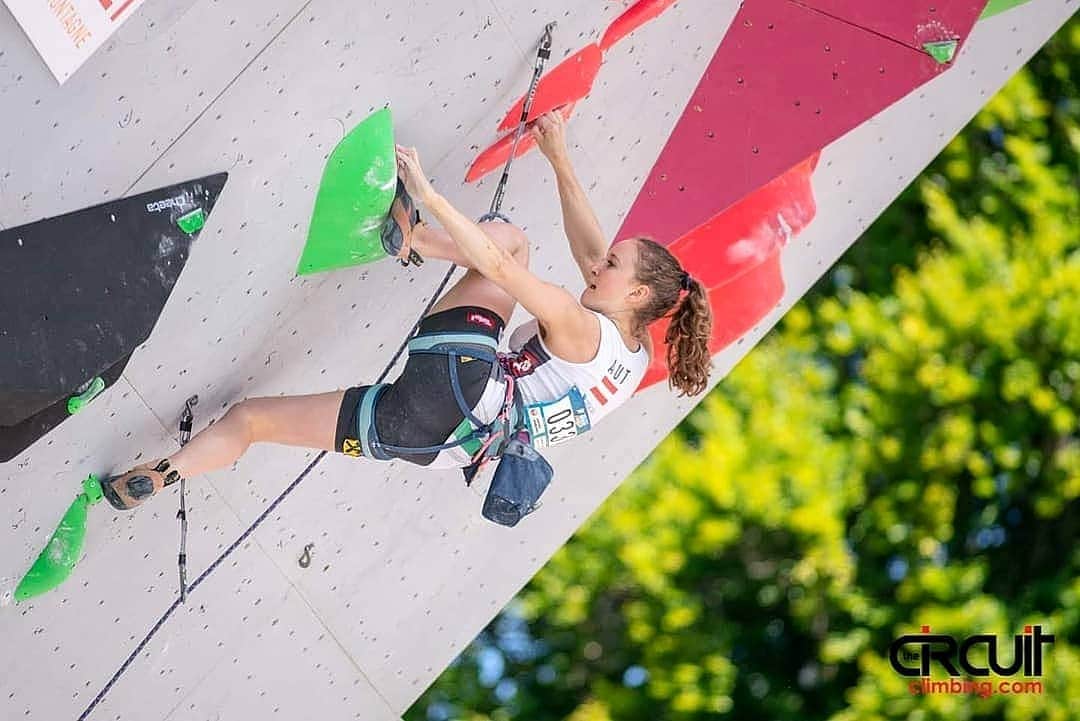 ハンナ・シューベルトのインスタグラム：「Just arrived in Villars😊🇨🇭🎉 Rest day + cheering for our speed athletes tomorrow before it's time to compete myself on Friday😄🙈💪 So excited 😍👏 📸: @thecircuitclimbing」