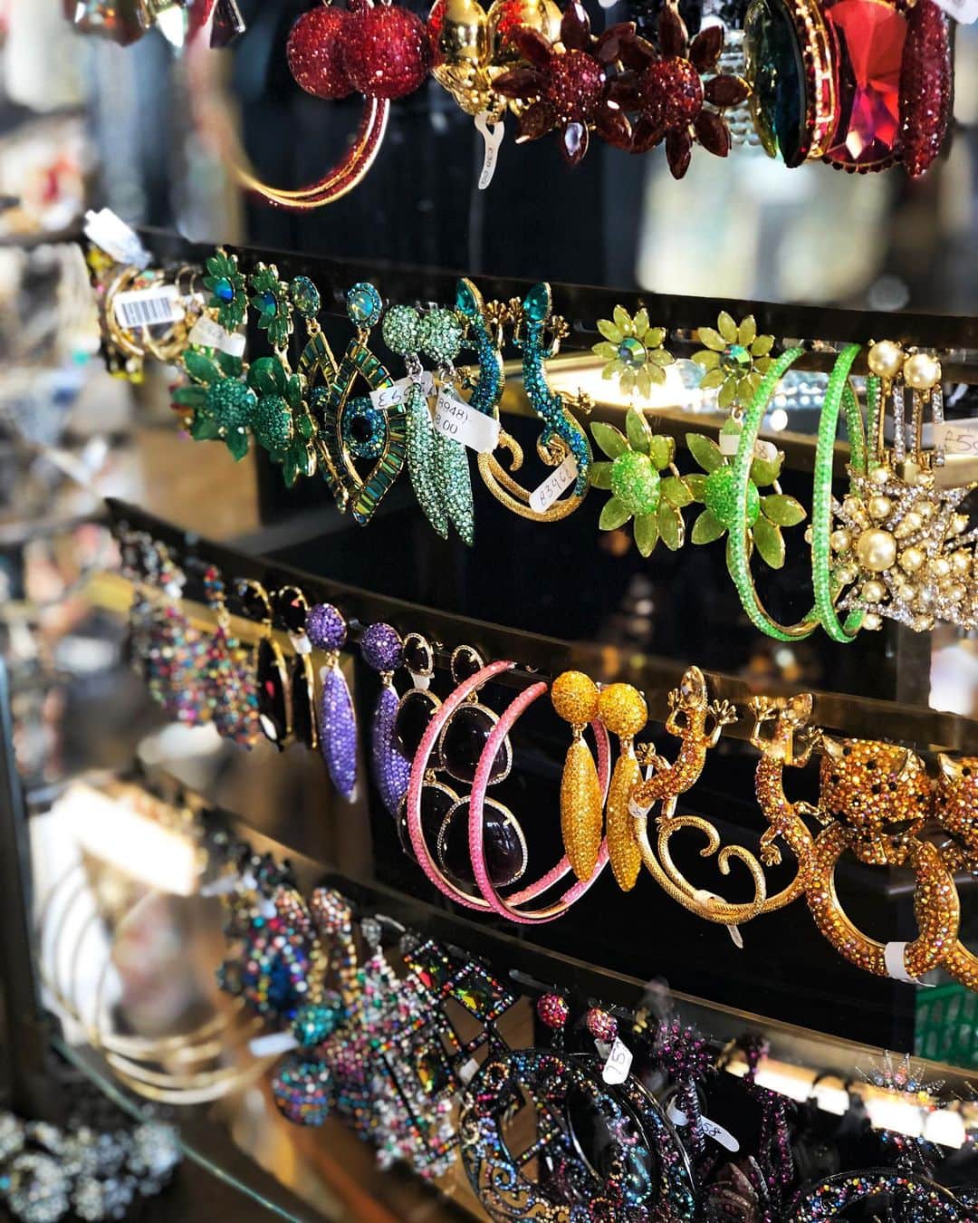 バトラー&ウィルソンさんのインスタグラム写真 - (バトラー&ウィルソンInstagram)「Who’s been to our Fulham Road Store? 📍 It’s filled will one of a kind #BUTLERANDWILSON Pieces including Clothing, Accessories and even Fine Jewellery 😍🥰 Who has spotted something they would love in their jewellery box? ✨ • • #butlerandwilson #london #chelsea #jewelry #jewellery #shopping #jewelryshop #sparkle #british」7月4日 2時06分 - butlerandwilson