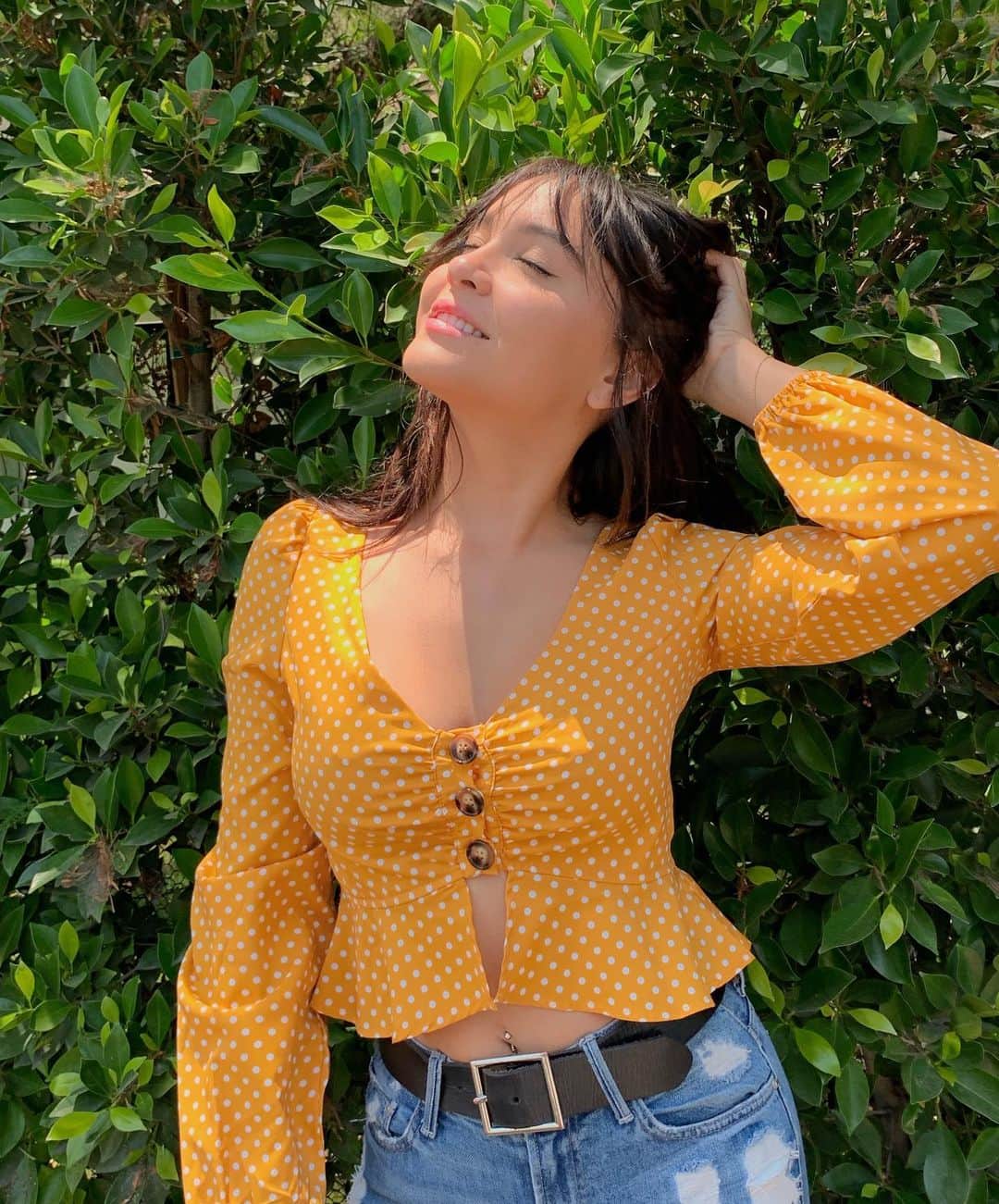 ステラ・ハジェンズのインスタグラム：「@fashionnova ☀️ sure I look all blissful & happy in this pic but what they don’t tell you is i’m currently laying in bed missing my workout. SO OOPS 🤫😂 #sponsored」