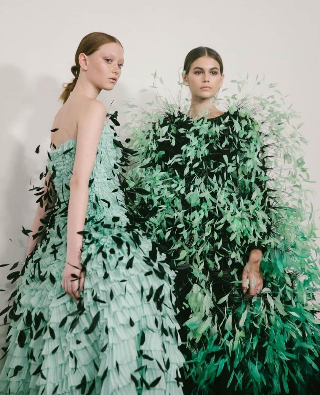 Dazed Magazineさんのインスタグラム写真 - (Dazed MagazineInstagram)「🌿FEATHERS FOR DAYS🌿 at the @givenchyofficial couture AW19 show yesterday, that took inspiration from Richard Avedon’s “swans” – high society women from the 50s and 60s – with a punkier edge. ⁠ ⁠ Tap the link in bio to see more of #WhatWentDown at the show 📲⁠ ⁠ 📷 @cris.fragkou⁠ ⁠ #CoutureWeek」7月4日 2時01分 - dazed