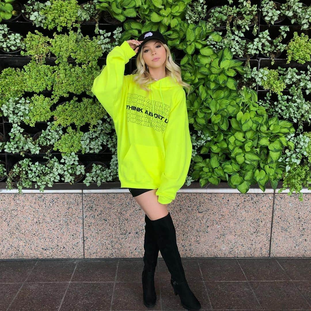 ジョーディン・ジョーンズさんのインスタグラム写真 - (ジョーディン・ジョーンズInstagram)「MY MERCH IS FINALLY OUT!!!!! Plz go cop it omg i’m gonna cry ok bye. link in bio 💚💚💚👏🏻👏🏻👏🏻🎶🎶🎶」7月4日 2時02分 - jordynjones