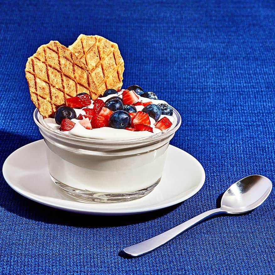 Chobaniのインスタグラム：「What’s red, white, and blue? Our Berries and Cheesecake Mousse Chobani Creation. Chobani Whole Milk Plain Greek Yogurt and vanilla cheesecake mousse, topped with strawberries, blueberries, and crunchy waffle cookies is a firework of flavors. Grab your pals and head over to the Café to try it this July 4th weekend.」