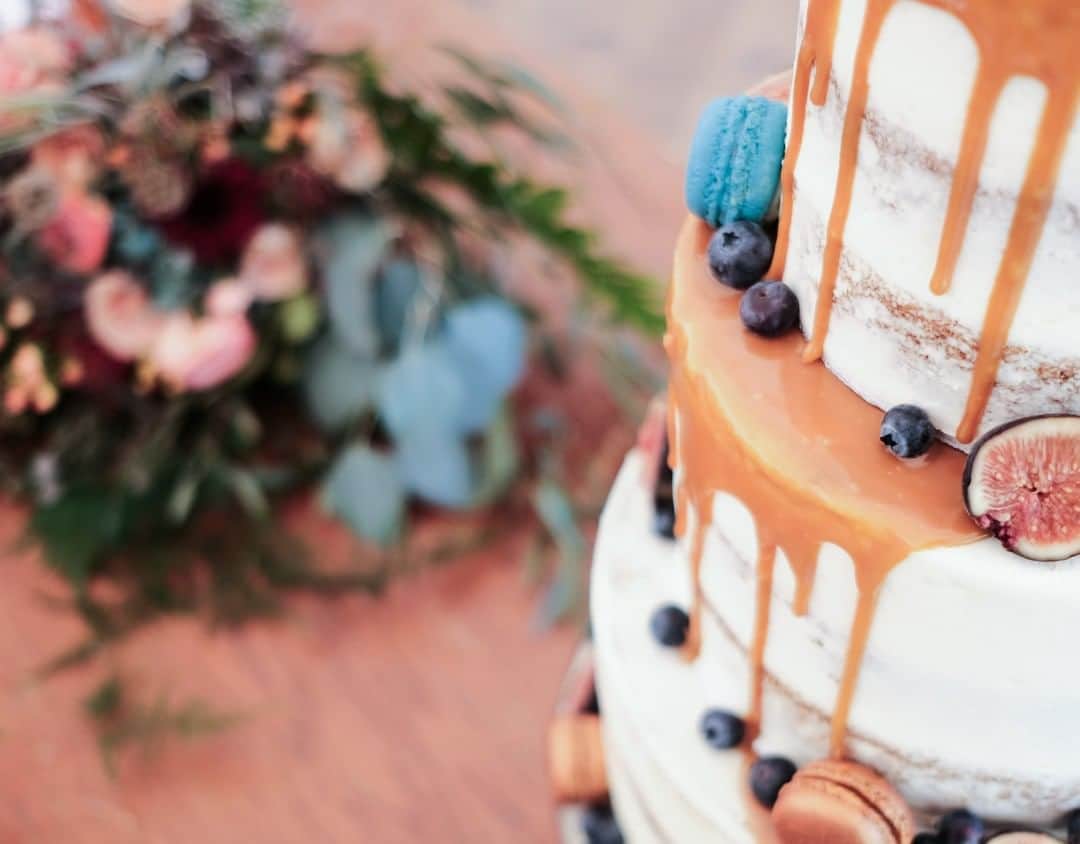 のインスタグラム：「Who's hungry for a piece of cake? This looks so yummy! 😻🍰 Credits: Photographer: @JamesKempPhoto Coordinating & Styling: @NicoleCharlotteEvents  The Venue: @WalledGardenatbeestonfields Stationery: @Papergood.co.uk  Florist: @Peonies_and_Plumes  Model: @BlakeModelsUK  Makeup: @JosephineWaymu  Hair Stylist: @Georgemayhair Cake: @GreenKitchenCakes」