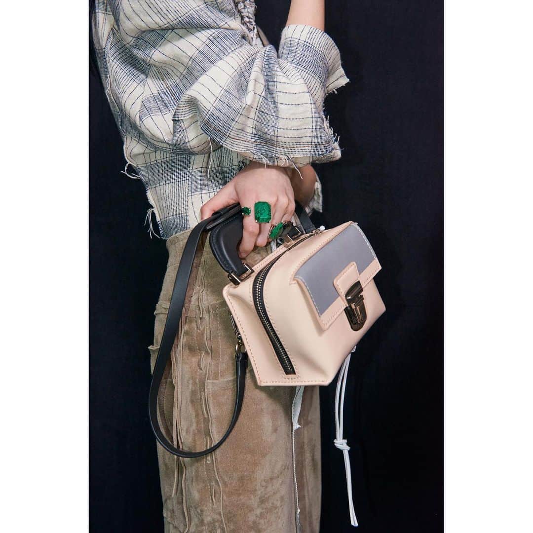Acne Studiosさんのインスタグラム写真 - (Acne StudiosInstagram)「Backstage at the #AcneStudios Women’s Spring/Summer 2020 show – bags in detail.  Head over to our Stories highlight to discover every look from the collection.」7月4日 2時14分 - acnestudios