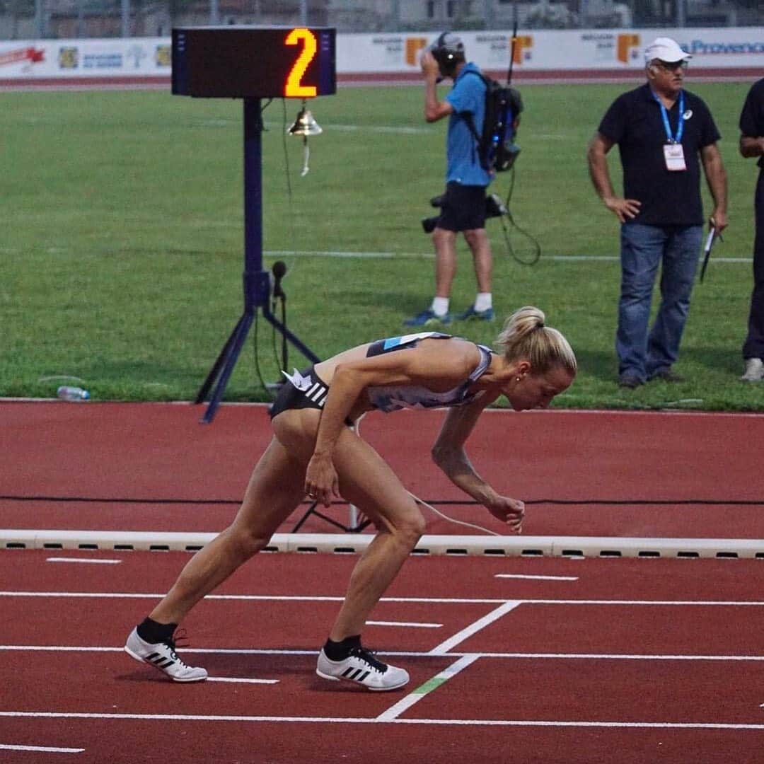 リンジー・シャープのインスタグラム：「Ticked off the World Qualifier last night in Marseille ✅ Got a little excited on the first lap, potentially the fastest I’ve ever gone through the bell 😅 ...most importantly I’m really enjoying racing again and can’t wait for the next one 🙌🏼 #iloverunninnnnn Shout out to @coachharmer and @mgic78 for putting me back together 🙏🏼 Merci @marsmeeting 😘 📷 @haasruns」