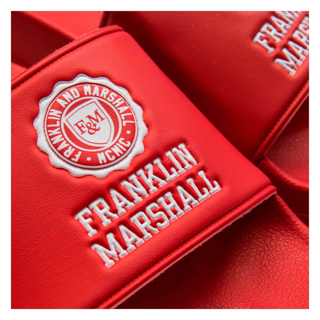 フランクリン&マーシャルのインスタグラム：「Discover all the F&M beach accessories to sail towards summer.  #franklinandmarshall #fashion #fashionformen #outfit #outfitformen #ss19 #newseason #newcollection #summer #highsummer #style #cool #colour #attitude #details #mood #blue #beach #slippers」