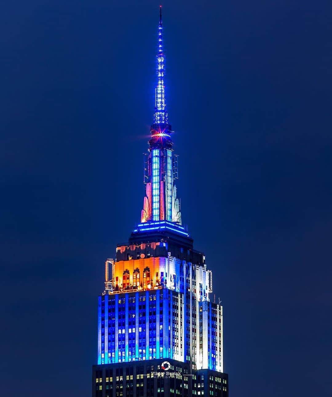 Empire State Buildingさんのインスタグラム写真 - (Empire State BuildingInstagram)「Ready to play ball? Our tower lights are split once more between the team colors of the @Yankees & @Mets for the final game in the #SubwaySeries! ⚾️ . Which team’s colors do you think will sparkle in our lights at the end of the night❓ . 📷: @vikvik7 💙⚪️💙🧡 . . . . . . . . #nyc #lgm #letsgomets #esb #yankees #empirestateofmind #loves_nyc #ny_uncut #ilovenewyork #travelgram #bigapple #pinstripepride #newyork_world #newyorkcitylife #thisisnyc #ilove_newyo #nycdotgram #city_of_newyork #ig_nyc #what_I_saw_in_nyc #newyorklike #newyork_instagram #nyclife #newyorklife #subwayseries #mets #new_york_shots #yankees #igrecommend」7月4日 2時23分 - empirestatebldg