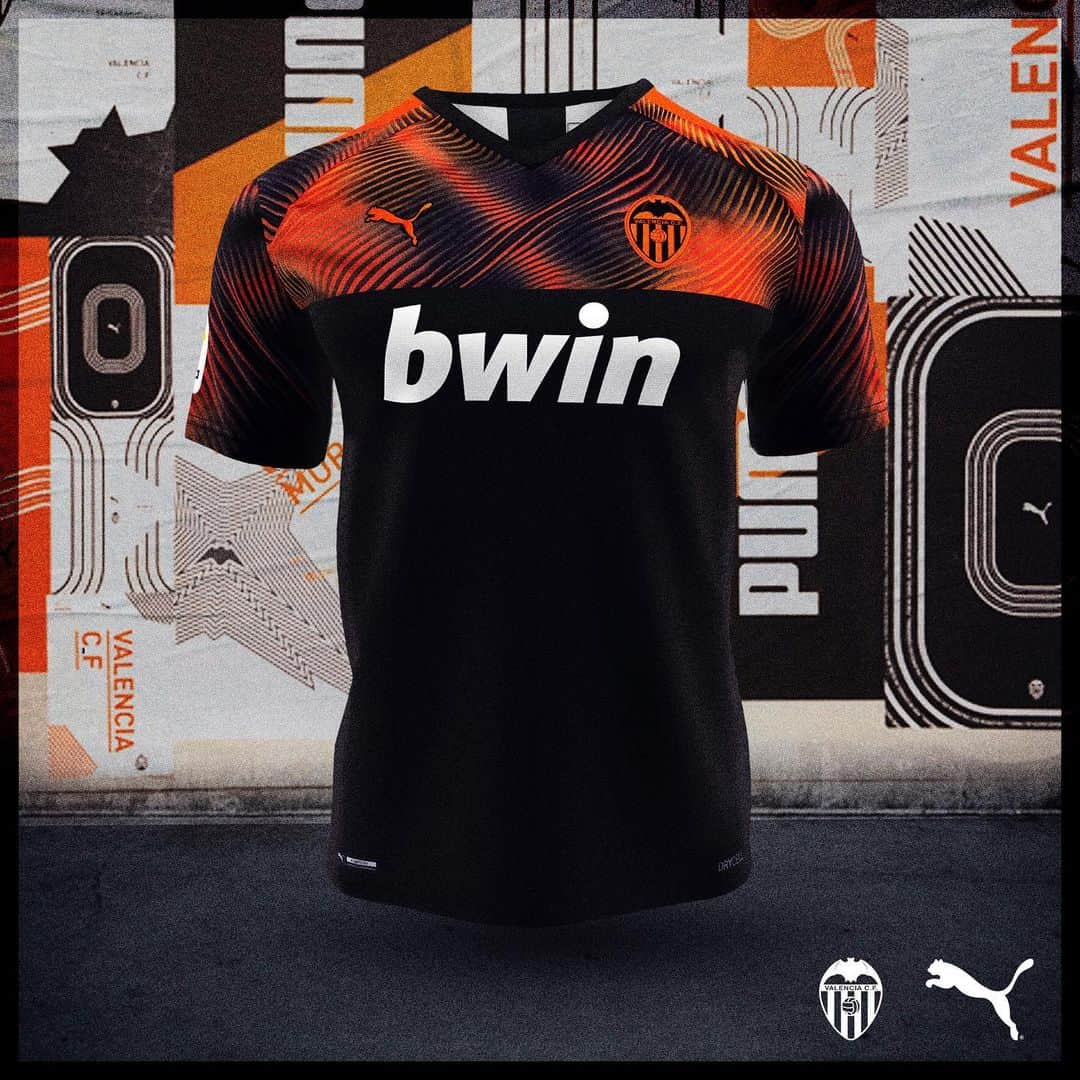 バレンシアCFさんのインスタグラム写真 - (バレンシアCFInstagram)「⚽ PUMA launch new 2019.20 kit of Valencia CF 👊🏽🦇 . 👕 @pumafootball presenta la nueva equipación del @valenciacf 19.20 . Un homenaje a la intensa relación del club con la ciudad y el mítico Camp de #Mestalla 🏟 . ¿Qué os parecen AFICIÓN? ⤵️⤵️⤵️ . #AmuntValencia #Valenciacf #Puma」7月4日 2時34分 - valenciacf