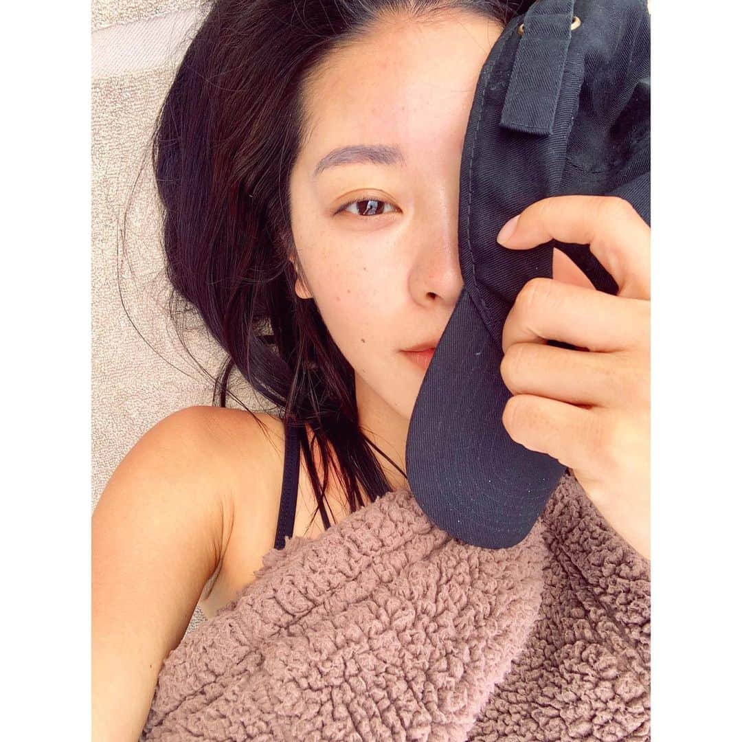 福山智可子のインスタグラム：「No more Sunburn, Chikako. 😢 . #sunburn #荒野行動」
