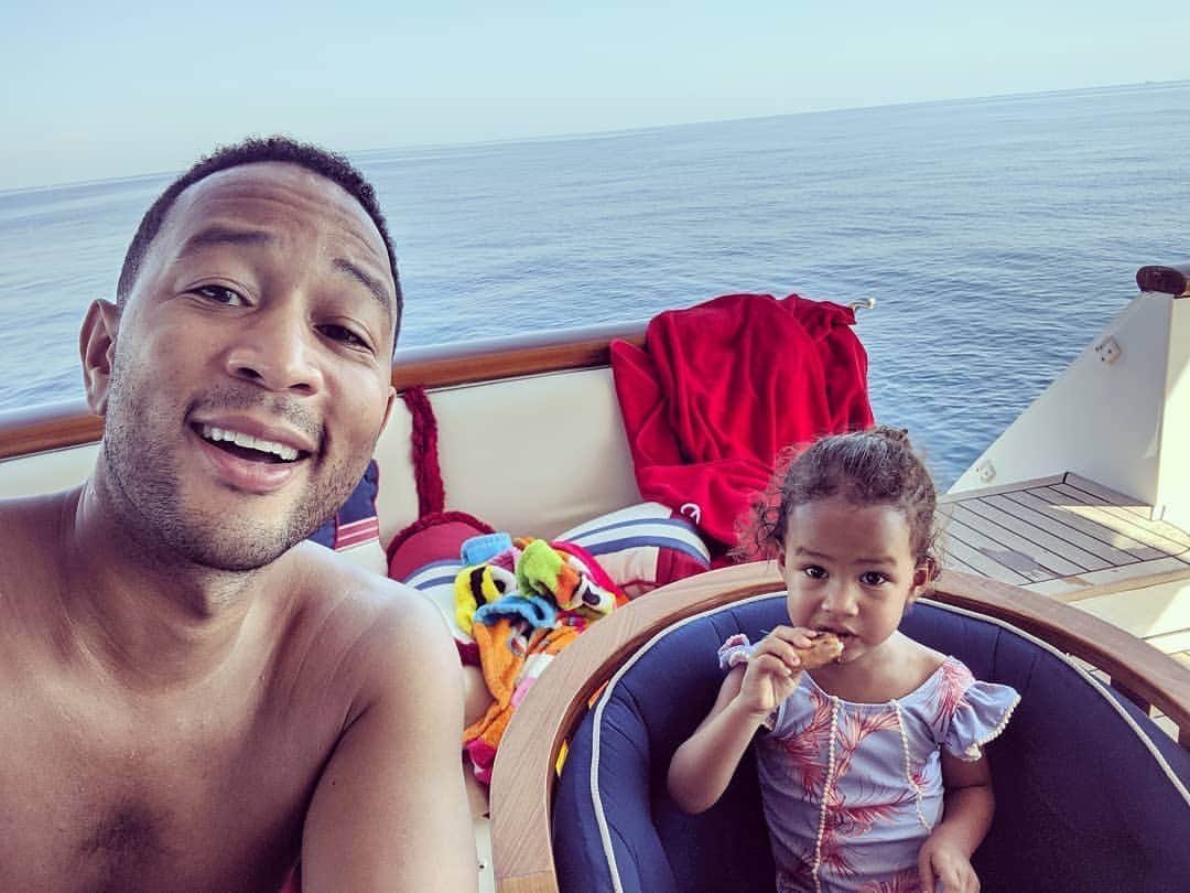 ジョン・レジェンドさんのインスタグラム写真 - (ジョン・レジェンドInstagram)「Happiness = Luna eating leftover pizza on the Mediterranean」7月4日 2時45分 - johnlegend