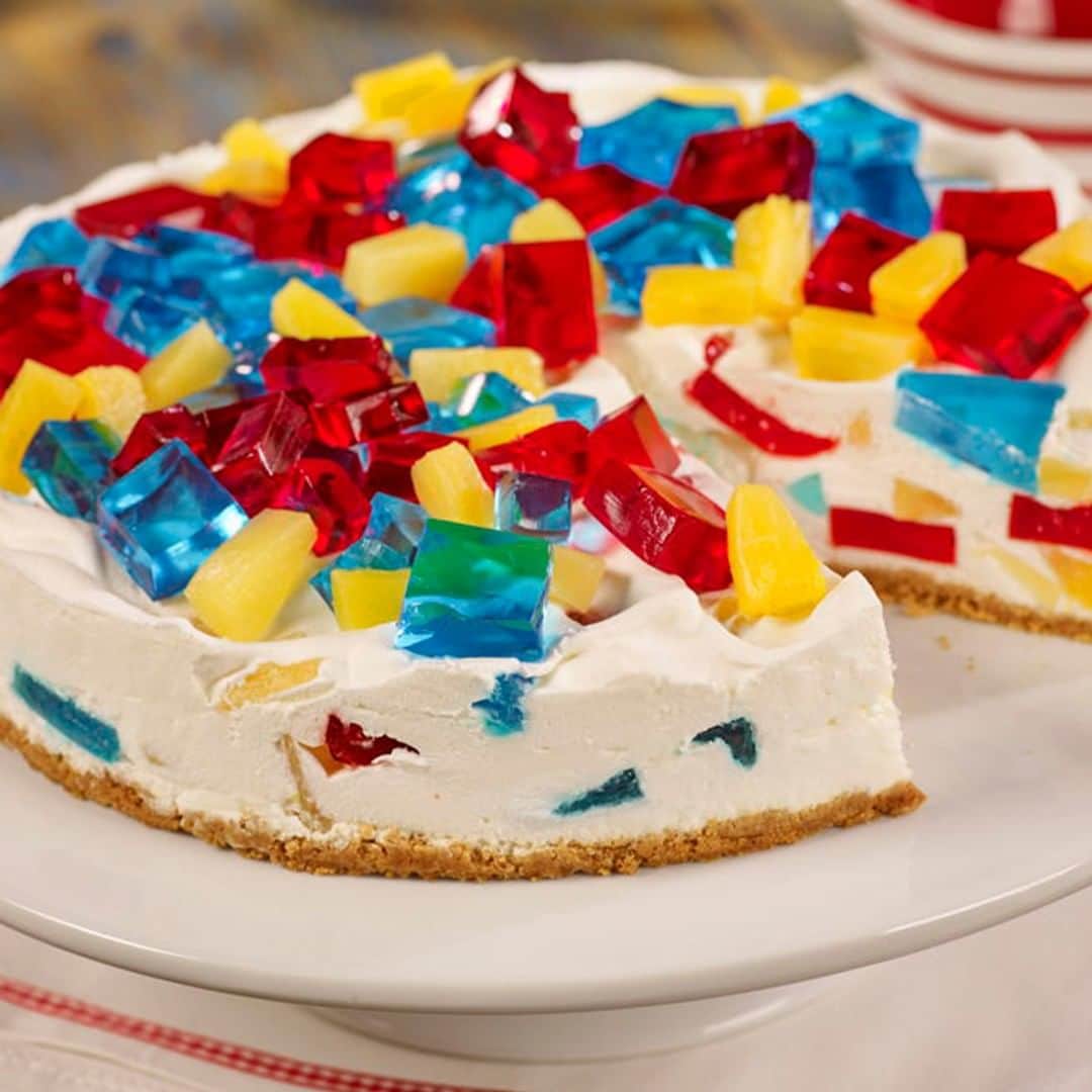 Dole Packaged Foods（ドール）のインスタグラム：「Give your taste buds their own type of #fireworks this #4thofJuly. With delicious desserts like our Summer Holiday Stained Glass Cake, you’ll top off this #holiday weekend in the sweetest way. 🇺🇸」