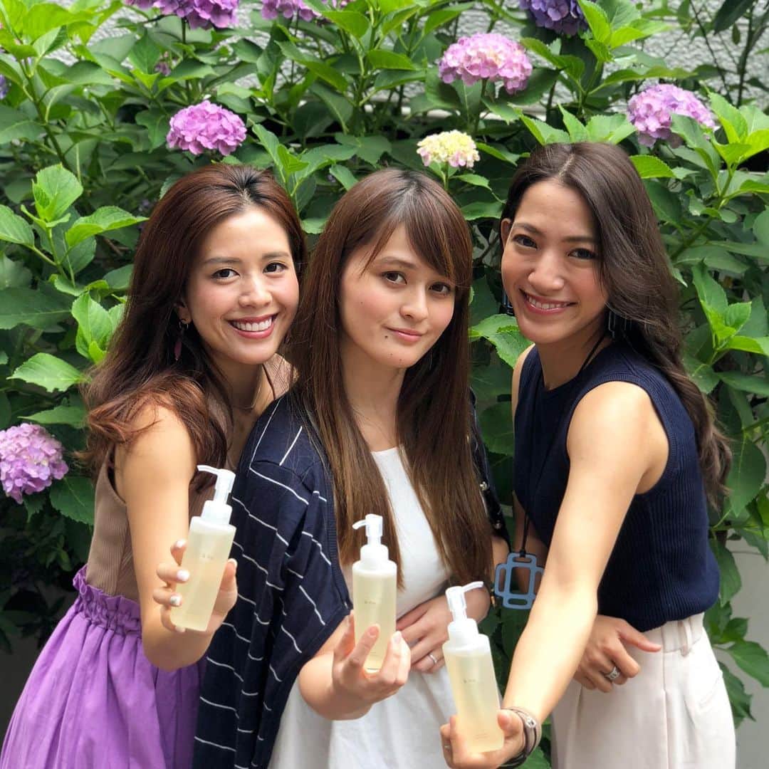 のインスタグラム：「3人でお揃いのクレンジングを持ってパチリ💓 ・ この(@anu_official_jp)というニューブランドのクレンジングは、お仕事でもお付き合いがある(@yoko.iwakura)さんが開発したクレンジング💓 ・ 他のクレンジングと何が違うかというと植物由来成分99.6%、美容液成分87%で、敏感肌のかたでも安心して使えるオーガニック処方クレンジングなんです☺️ボトルがホント無駄のない綺麗なフォルムでそこもおすすめポイント❣️ ・ クレンジングするだけで肌が潤うので、普段のスキンケアが楽になりました💓ちゃんとメイクも落ちるのでありがたいです☺️ ・・・ #アニュクレンジング #オーガニックコスメ #クレンジングオイル #クレンジング #美容 #コスメ #美肌 #潤い #おすすめクレンジング」