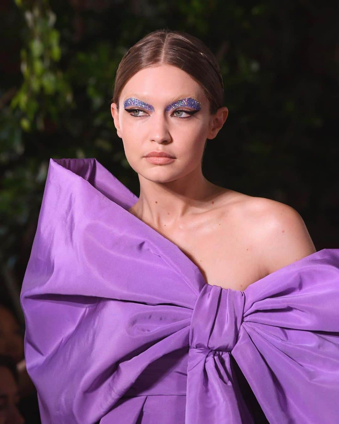 British Vogueさんのインスタグラム写真 - (British VogueInstagram)「#GigiHadid makes an appearance on the catwalk for Pierpaolo Piccioli’s AW19 #ValentinoHauteCouture show in Paris. Wearing a spectacular lavender gown with giant bow, and matching glitter make-up, courtesy of make-up artist and #BritishVogue contributing beauty editor @PatMcGrathReal. Click the link in bio to see every look.」7月4日 3時11分 - britishvogue