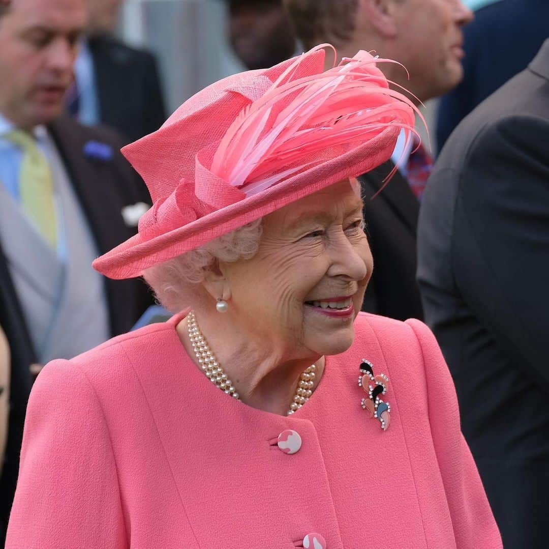 ロイヤル・ファミリーさんのインスタグラム写真 - (ロイヤル・ファミリーInstagram)「The sun shone on the Palace of Holyroodhouse yesterday afternoon for the annual Garden Party hosted by The Queen during #HolyroodWeek! 🌞  The Princess Royal, @hrhthedukeofyork and The Earl of Forfar also attended and, alongside Her Majesty, met some of the 10,000 invited guests.  Swipe ➡️ for images from the day.」7月4日 3時37分 - theroyalfamily